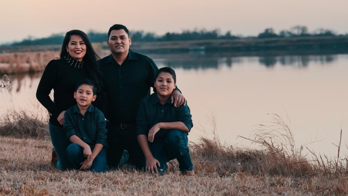 Imagen de archivo de una familia hispana en Texas