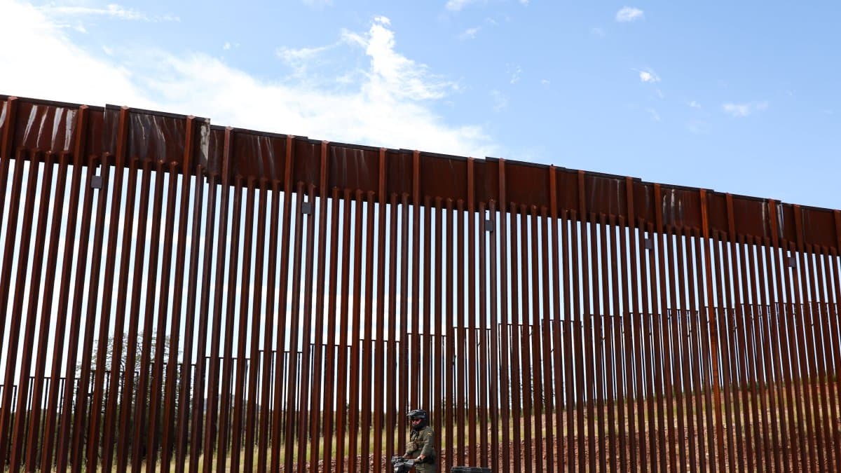 Muro fronterizo en Nogales, Arizona/ Charly Triballeau