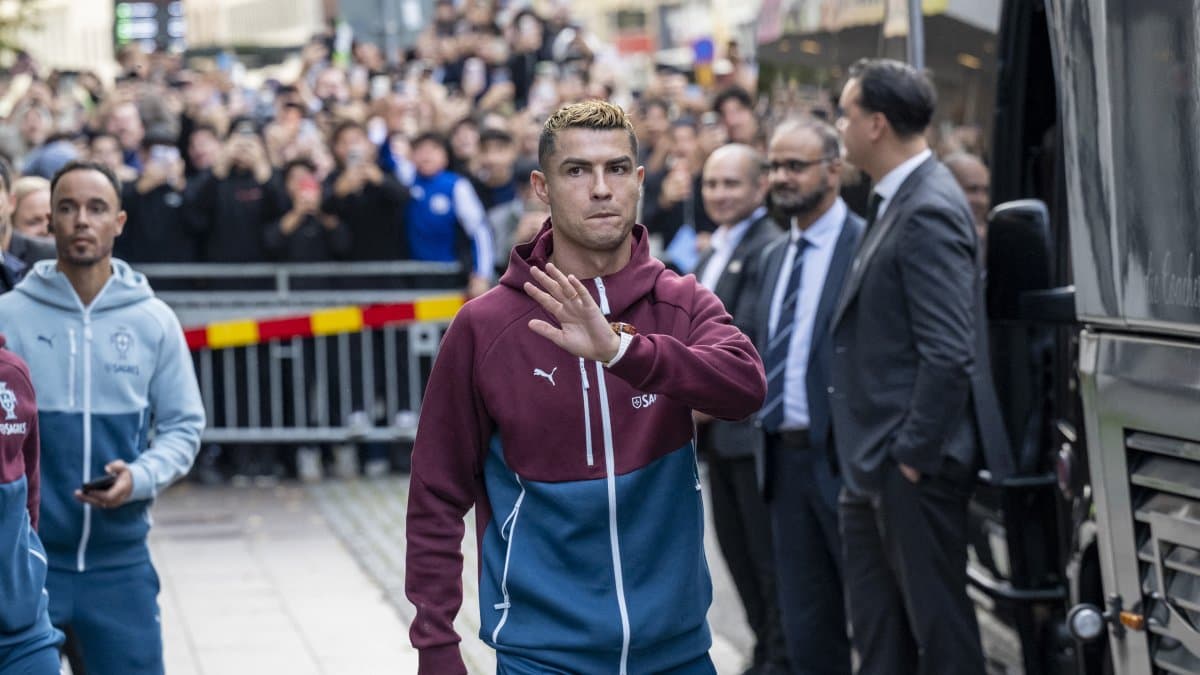 Cristiano Ronaldo y el resto de la selección portuguesa de fútbol salen de su hotel en Malmö, Suecia.