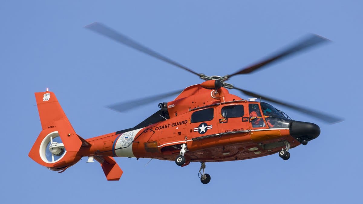 Un helicóptero MH-65 Dolphin de la Guardia Costera de EE. UU.