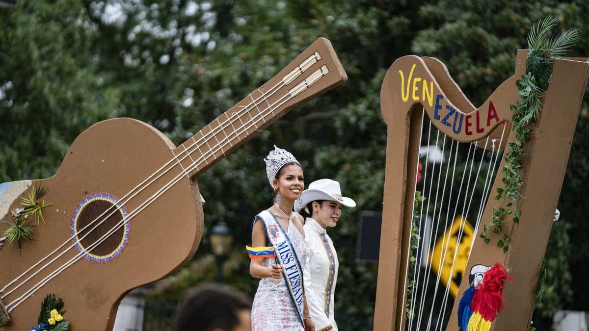 Una carroza venezolana durante un desfile por el Mes de la Herencia Hispana en Washington DC.