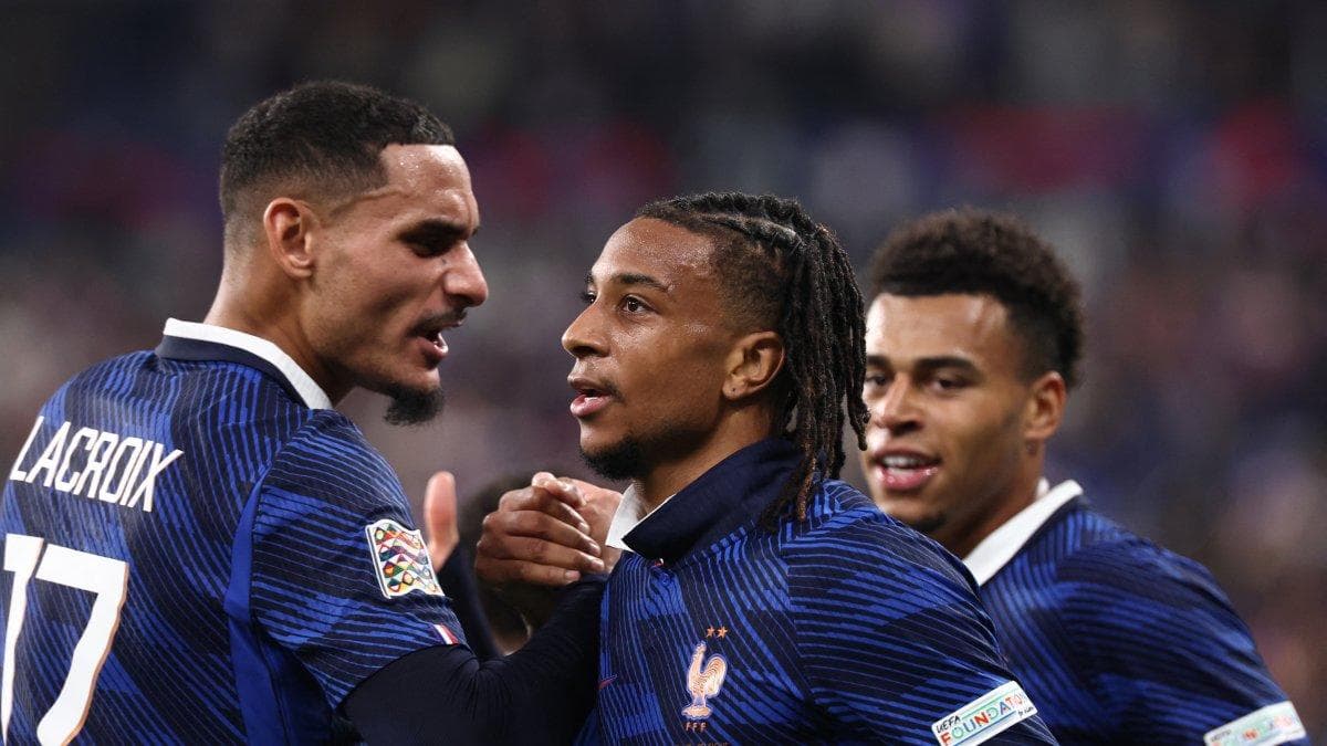 Michael Olise celebra con sus compañeros uno de los goles que anotó con Francia a Bélgica
