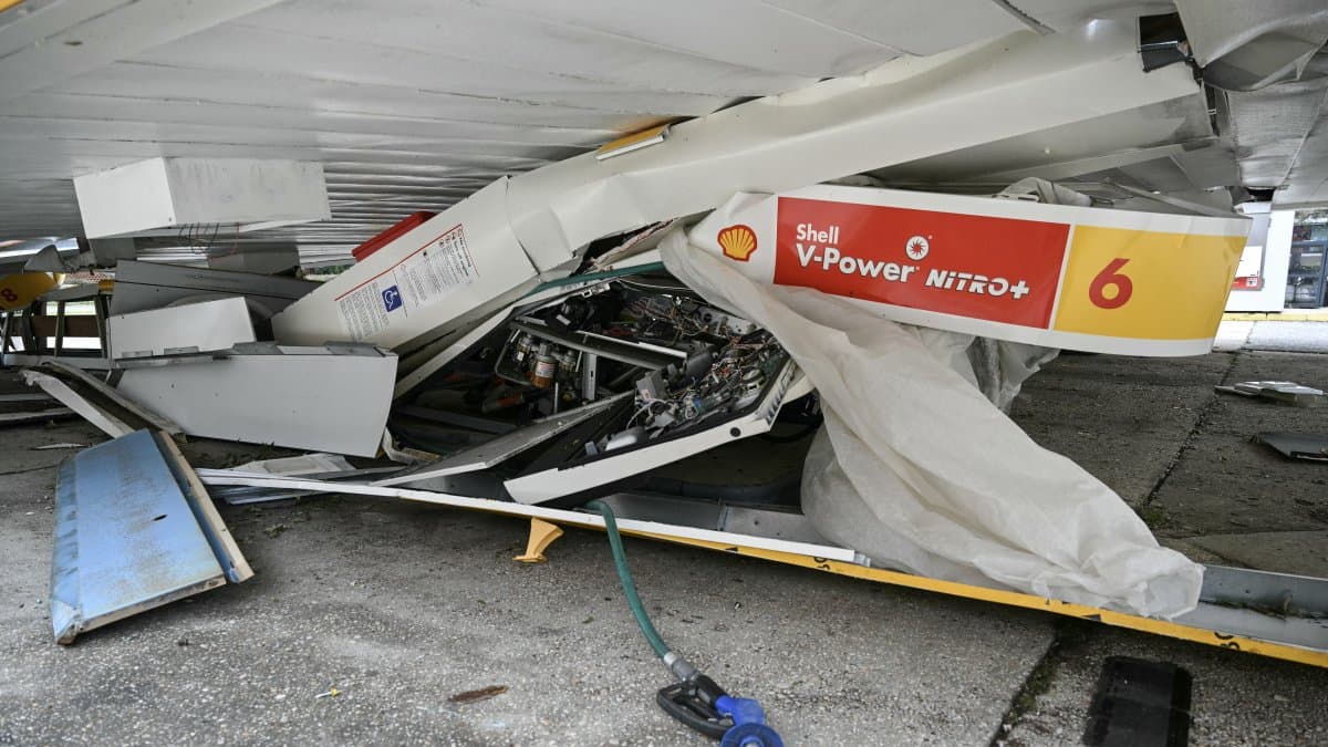 Una gasolinera, destruida por el paso de Isaias en Florida
