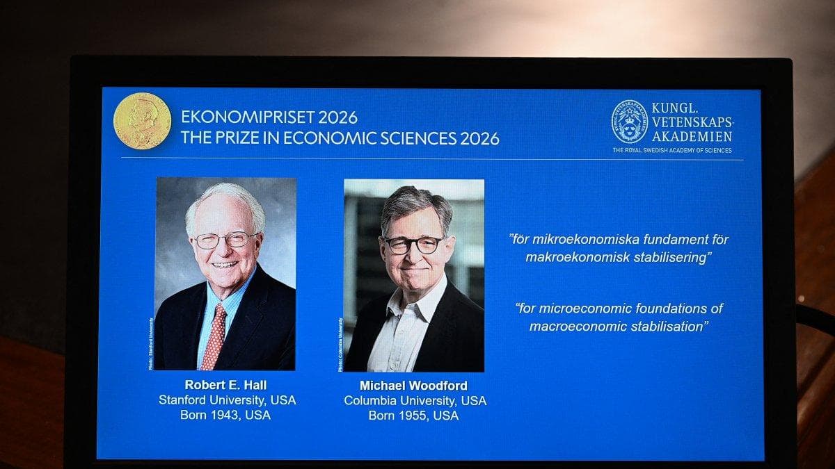 Retratos de los laureados economistas estadounidenses Robert E Hall (izquierda) y Michael Woodford