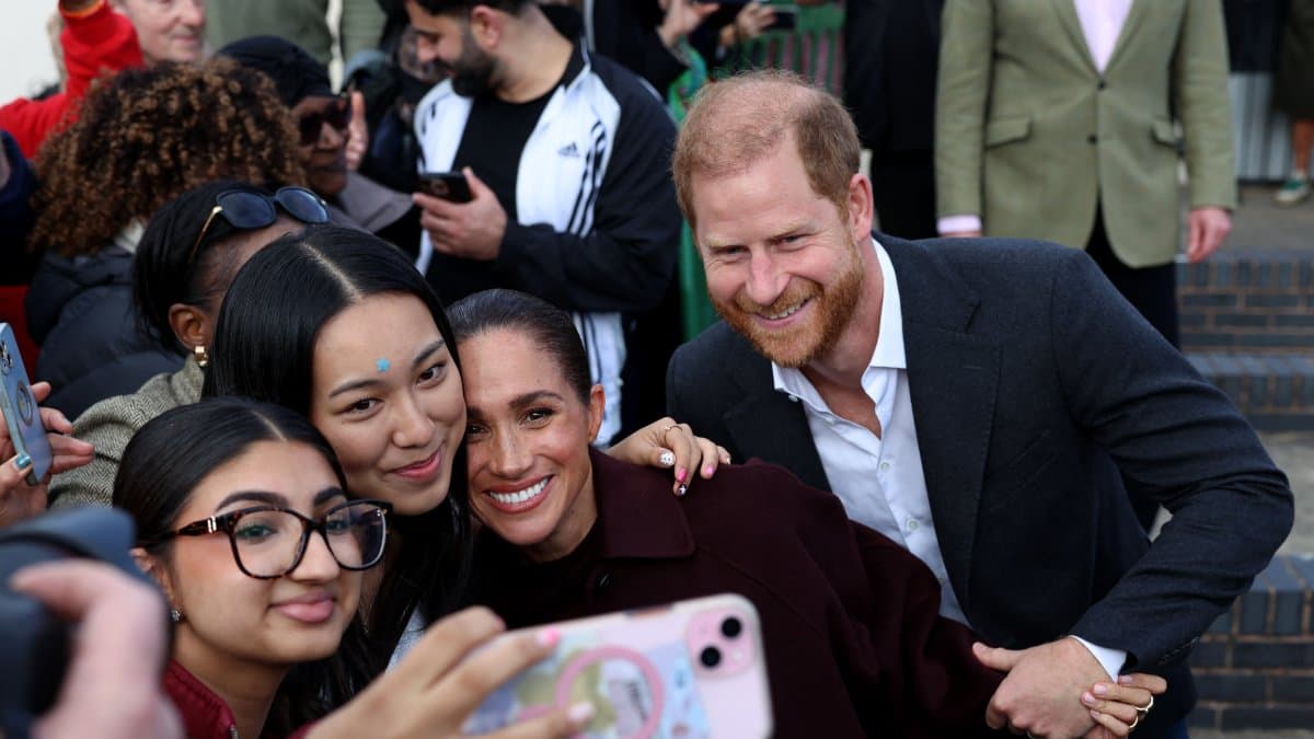 El príncipe Harry, duque de Sussex, y Meghan, saludan a los asistentes a su salida del Community Recording Studio