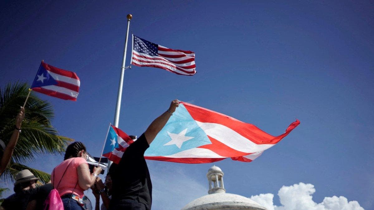 Imagen de archivo y de referencia que muestran manifestantes con la bandera de Puerto Rico