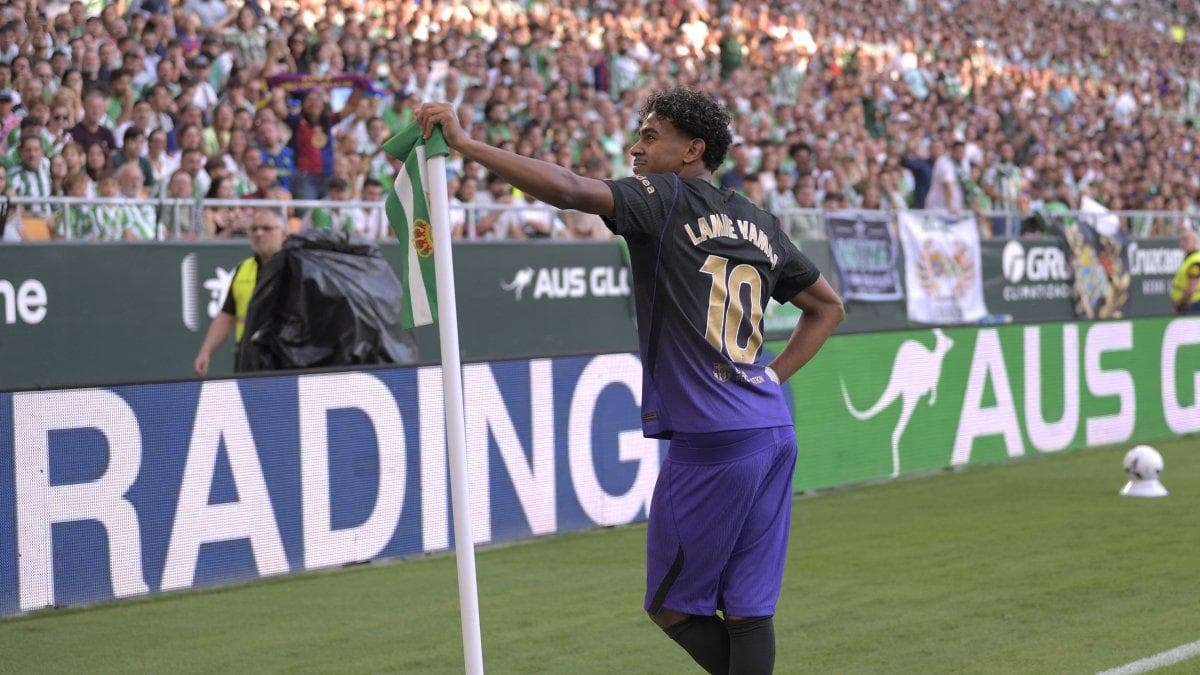 Lamine Yamal celebra el primer gol de su equipo durante el partido de la liga española entre el Real Betis y el FC Barcelona.