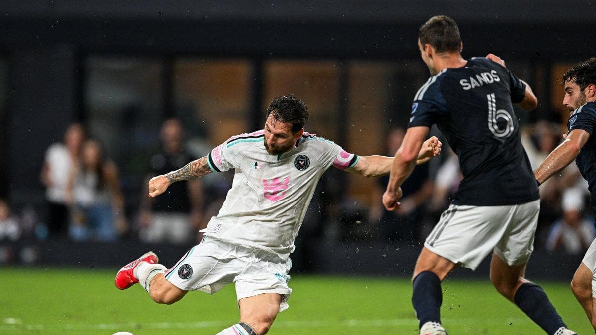 Lionel Messi remata durante un partido de la MLS