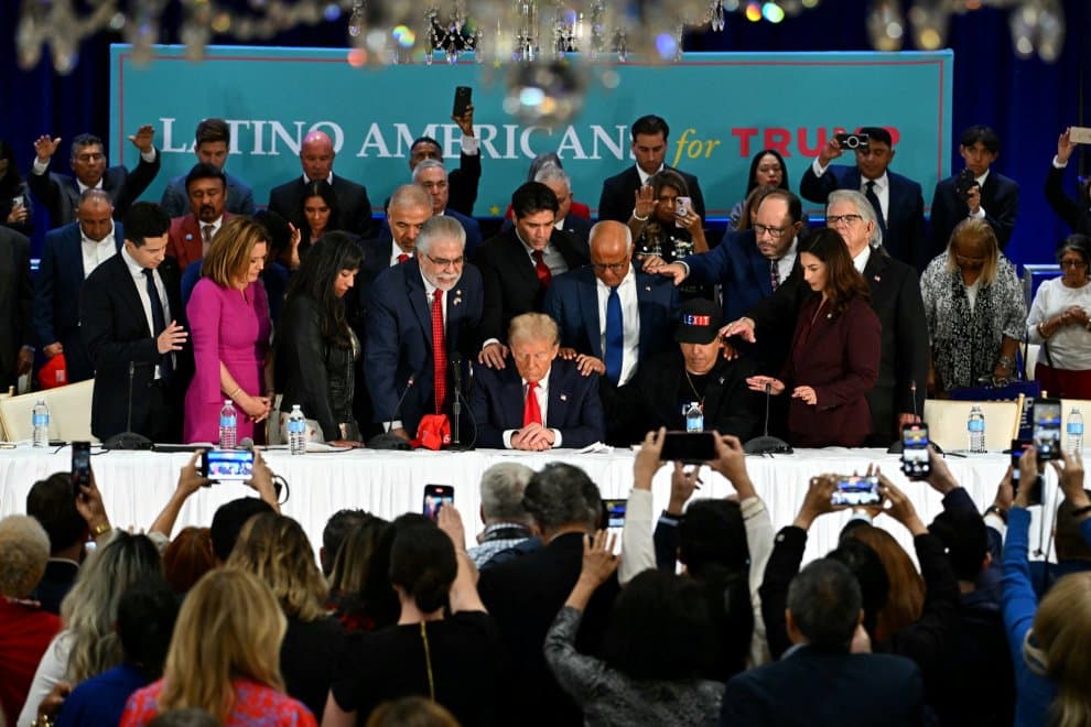 Trump reza en un encuentro con votantes latinos