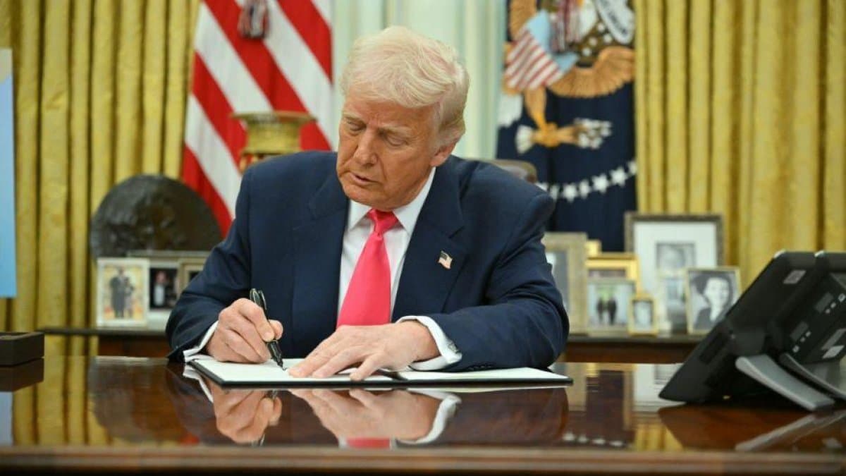 Donald Trump firmando una orden ejecutiva