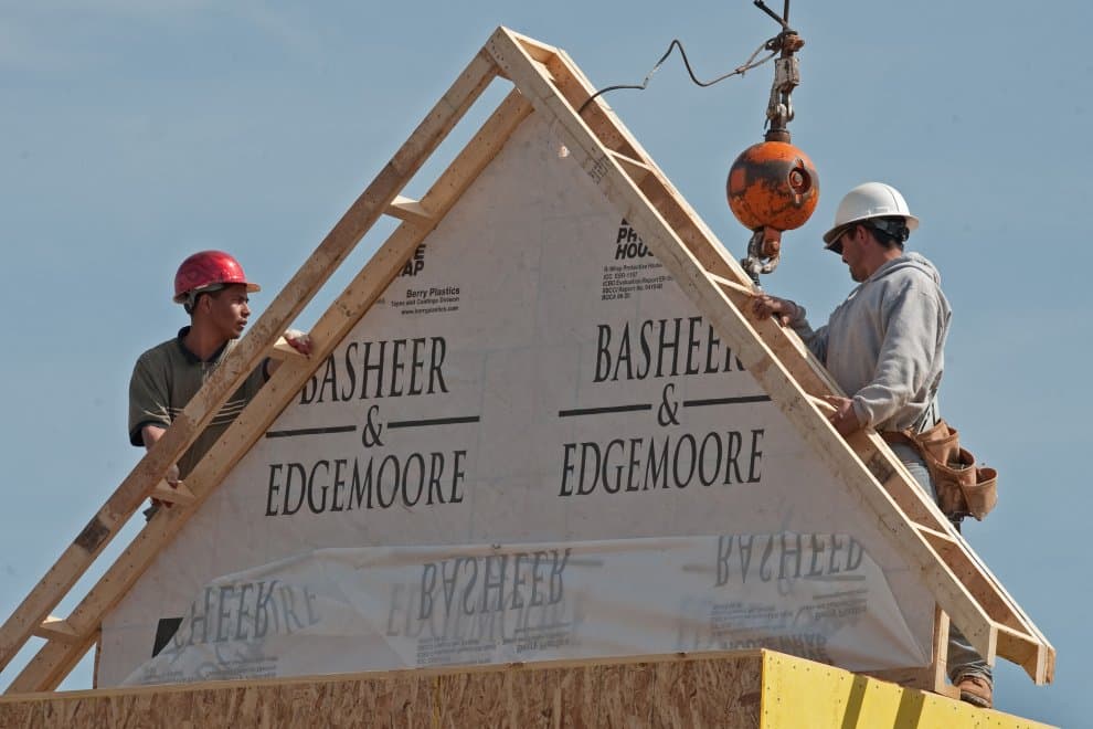 Obreros edifican una vivienda en Fairfax, VA.
