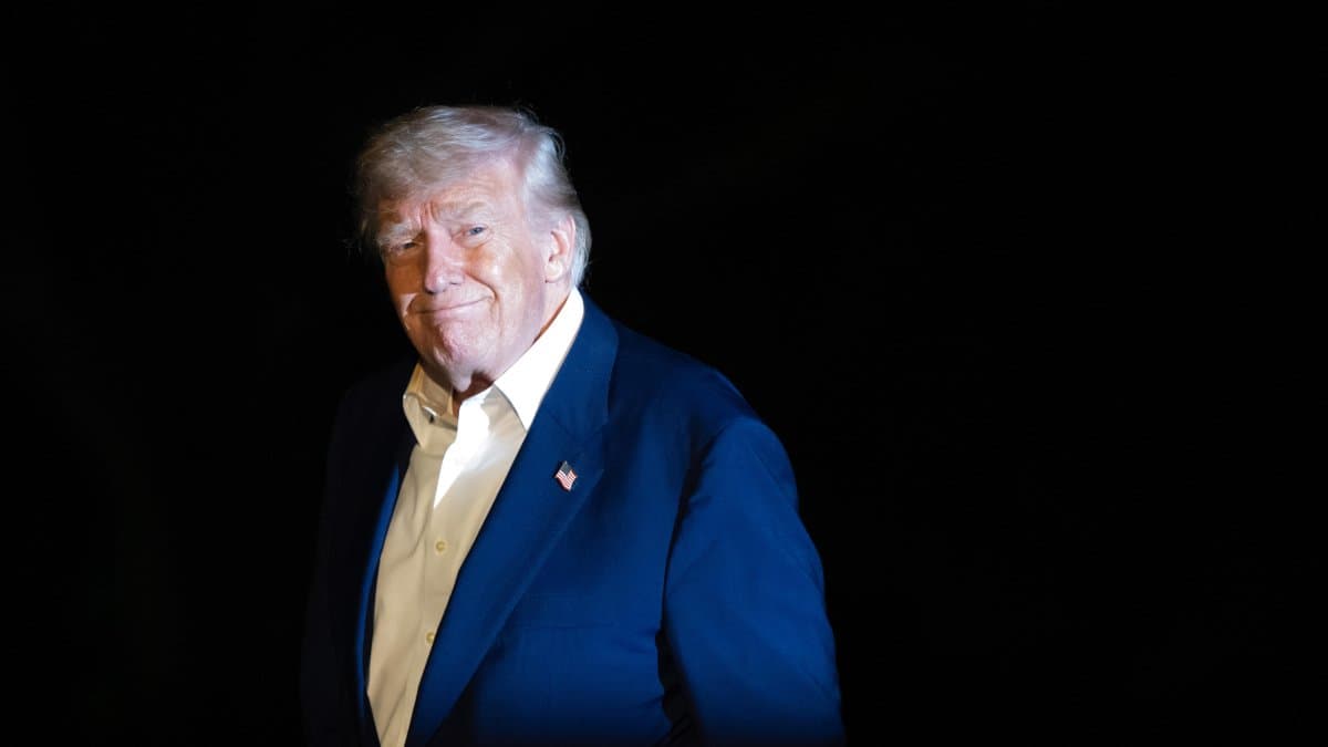 Trump bajando del Air Force One/ Saul Loeb