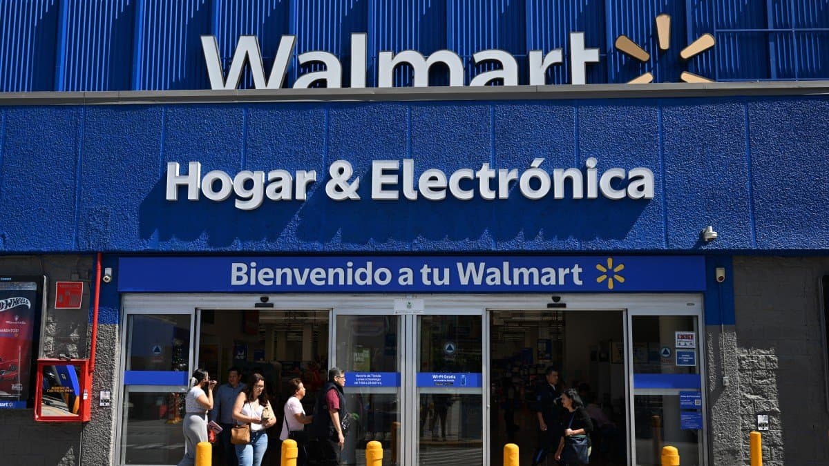 Esta imagen muestra la fachada principal de una tienda Walmart