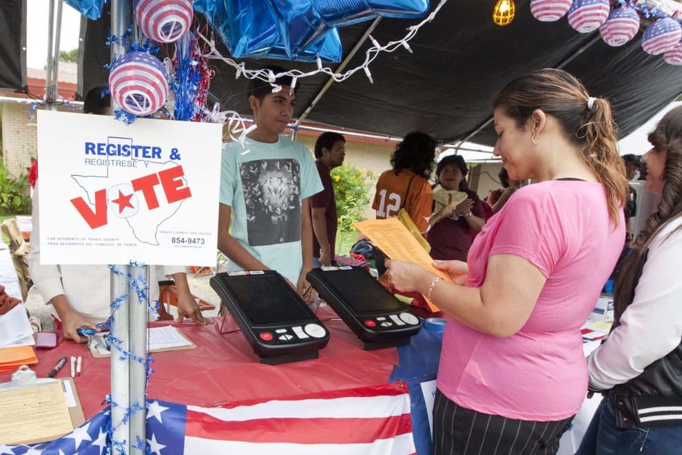 Votantes hispanos se registran en Texas.