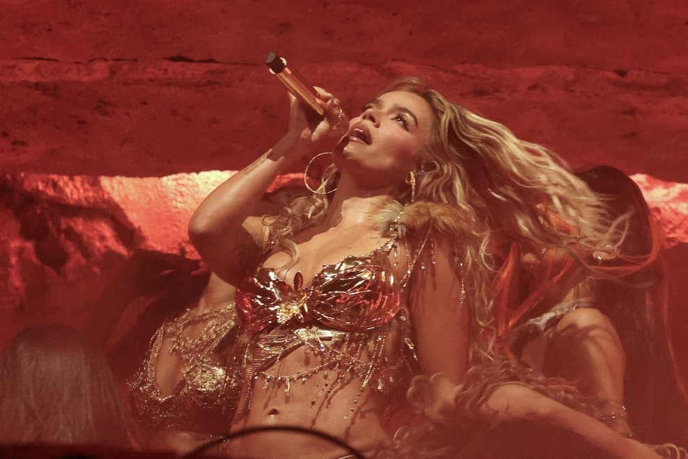 La estrella colombiana de música urbana Karol G en Coachella