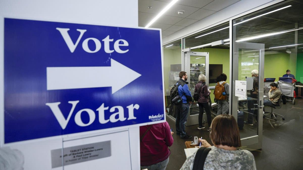 Votantes hacen cola para votar en Wisconsin, en una foto de archivo