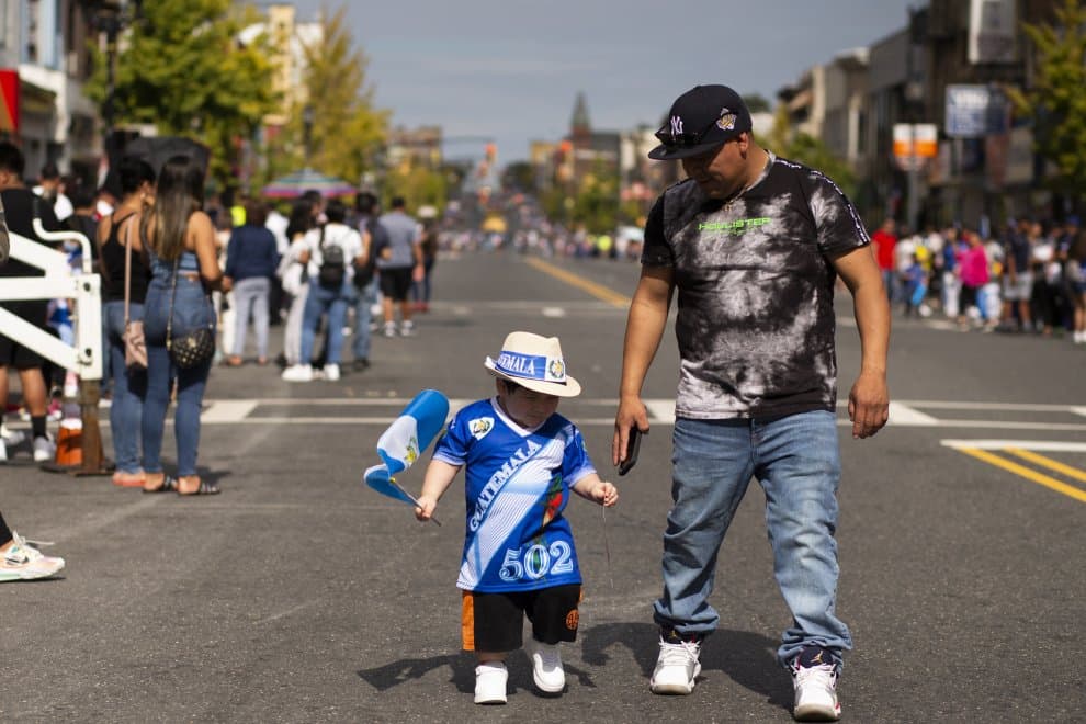 Un padre y su hijo, durante la Hispanic Parade de NJ