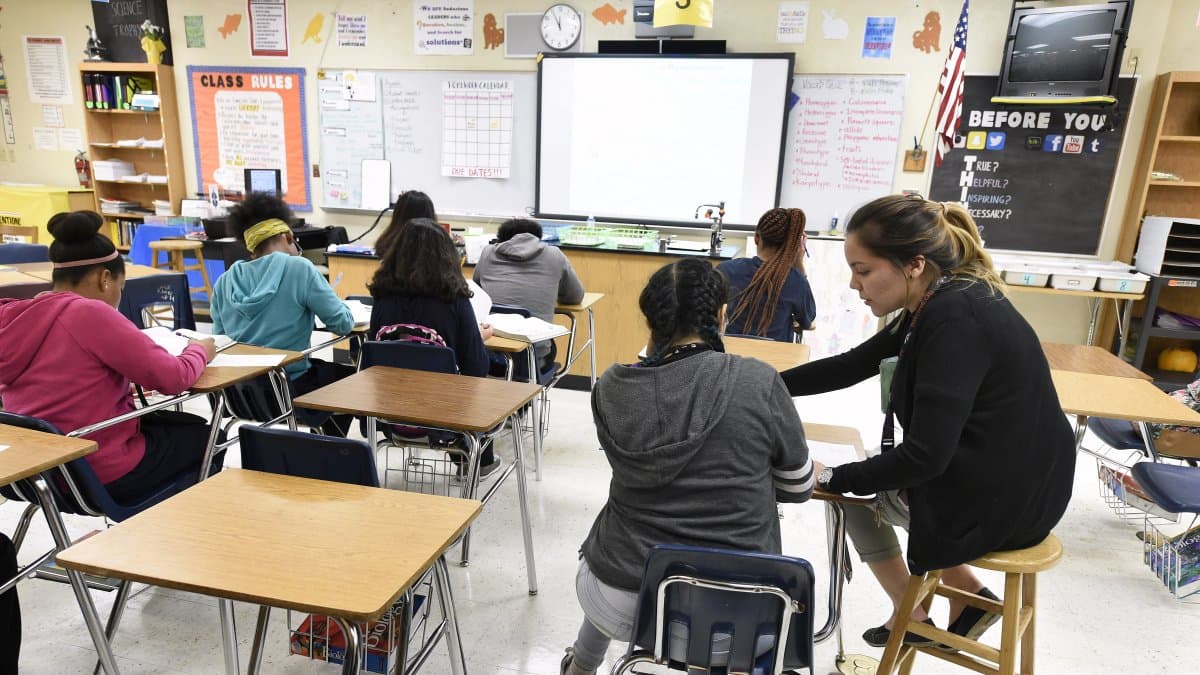 Una profesora comparte con sus estudiantes en un aula (Archivo)