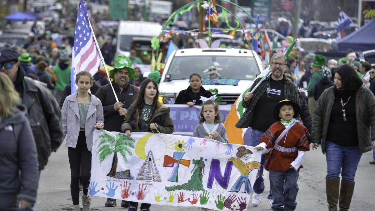 Imagen de hispanos con un cartel de 'latinx'