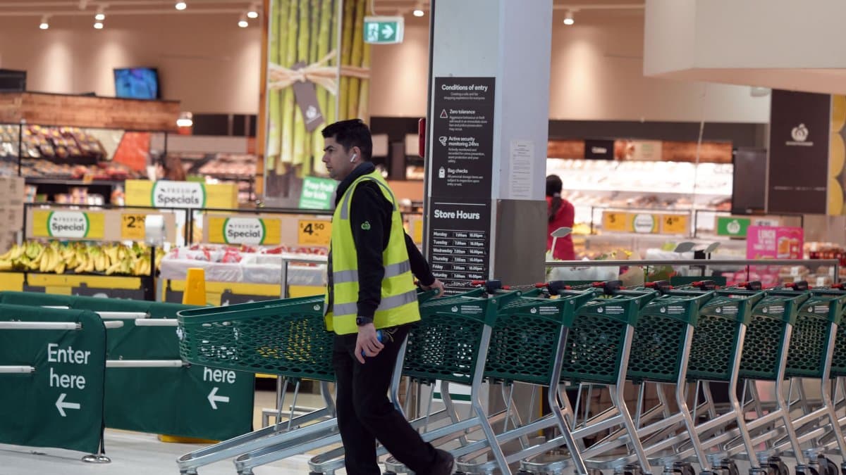 Trabajador en un supermercado (Imagen)