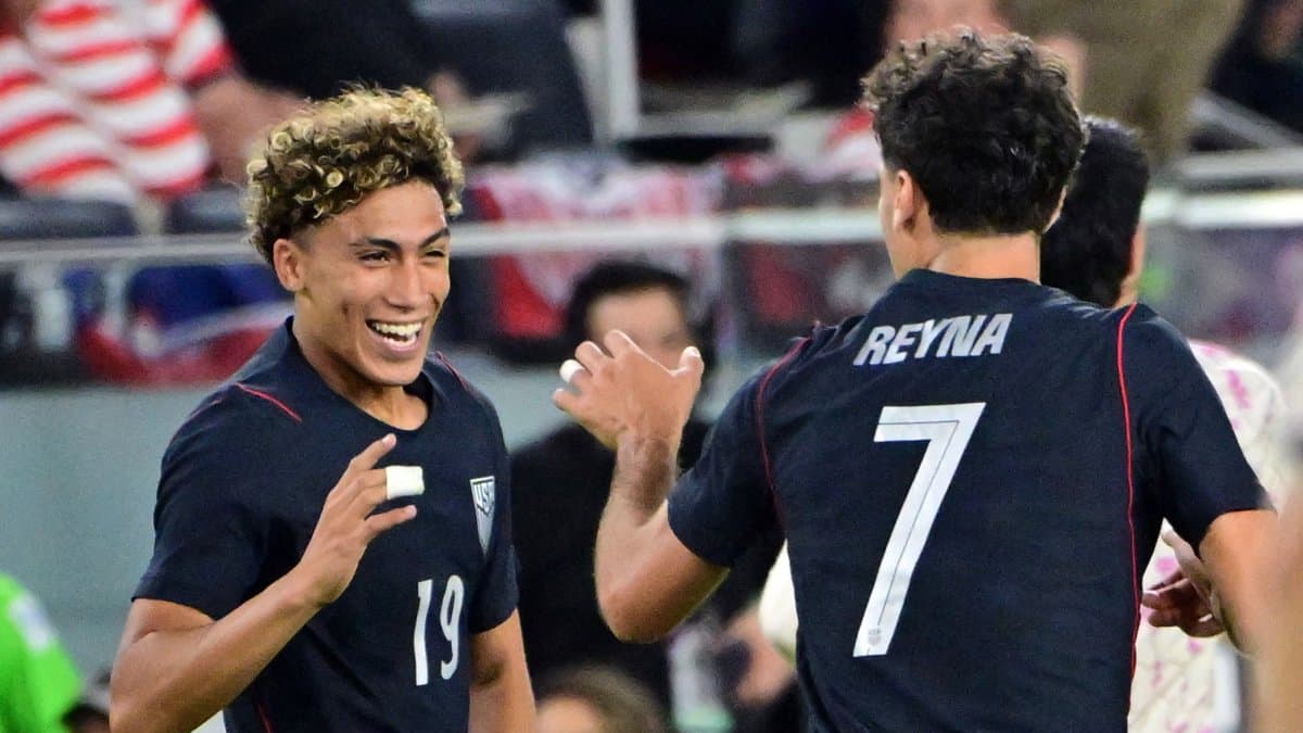 Hall (izqda.) celebra un gol con Gio Reyna