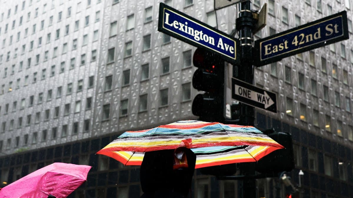 Varias personas caminan bajo la lluvia cerca de la terminal Grand Central en Nueva York