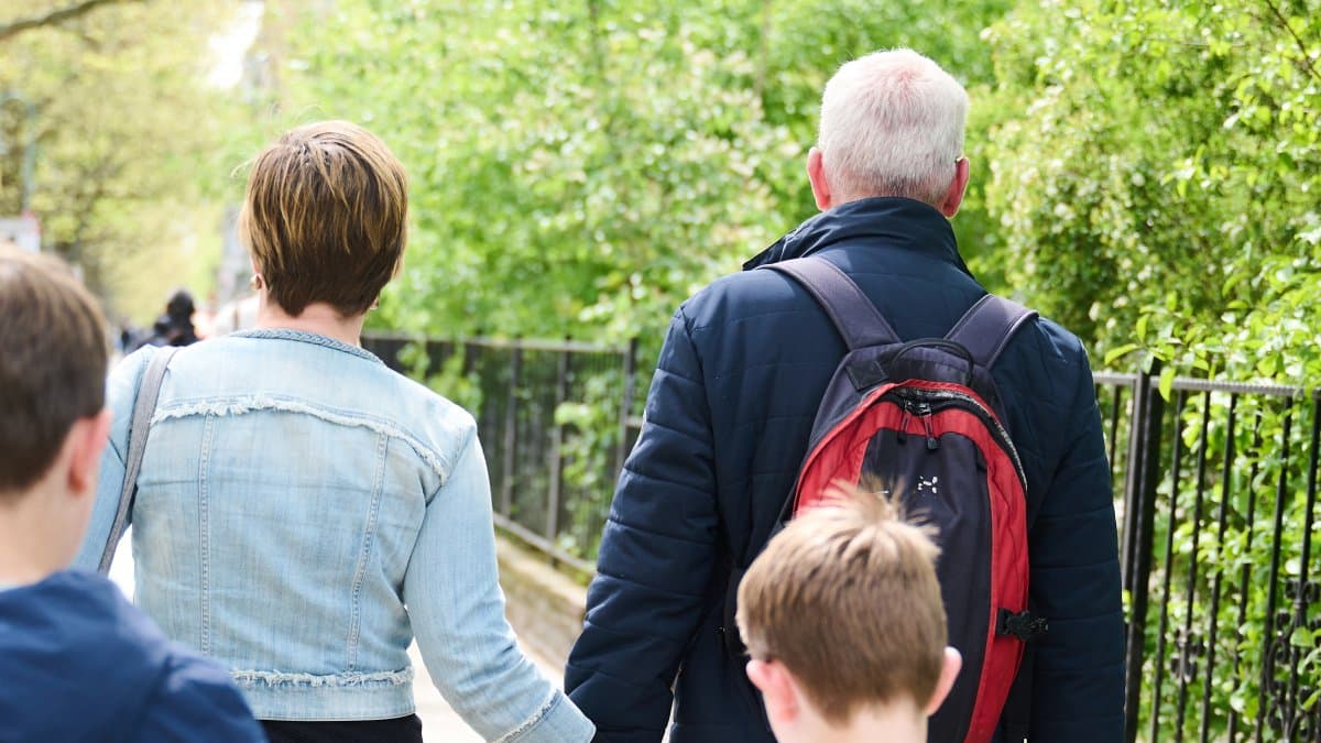 Unos padres dan un paseo junto con sus dos hijos. Ilustración