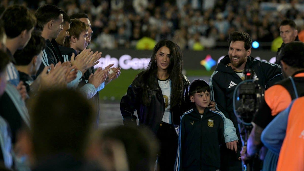Lionel Messi, su esposa Antonela Roccuzzo y uno de sus hijos, Ciro, abandonan el campo de juego
