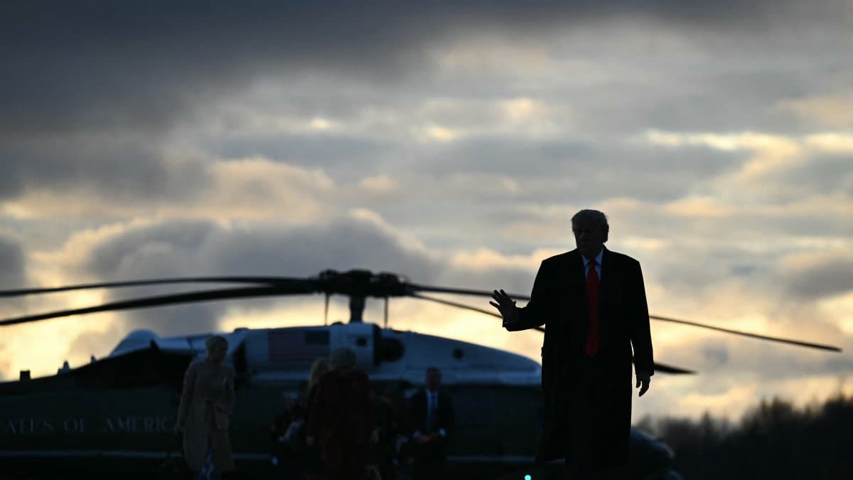 El presidente Donald Trump camina para abordar el Air Force One