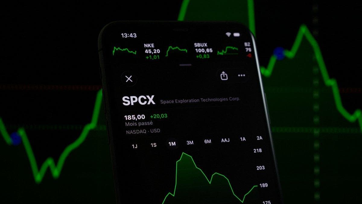 El precio de las acciones de SpaceX se muestra en la pantalla de un teléfono inteligente con un gráfico bursátil de fondo (imagen referencial).