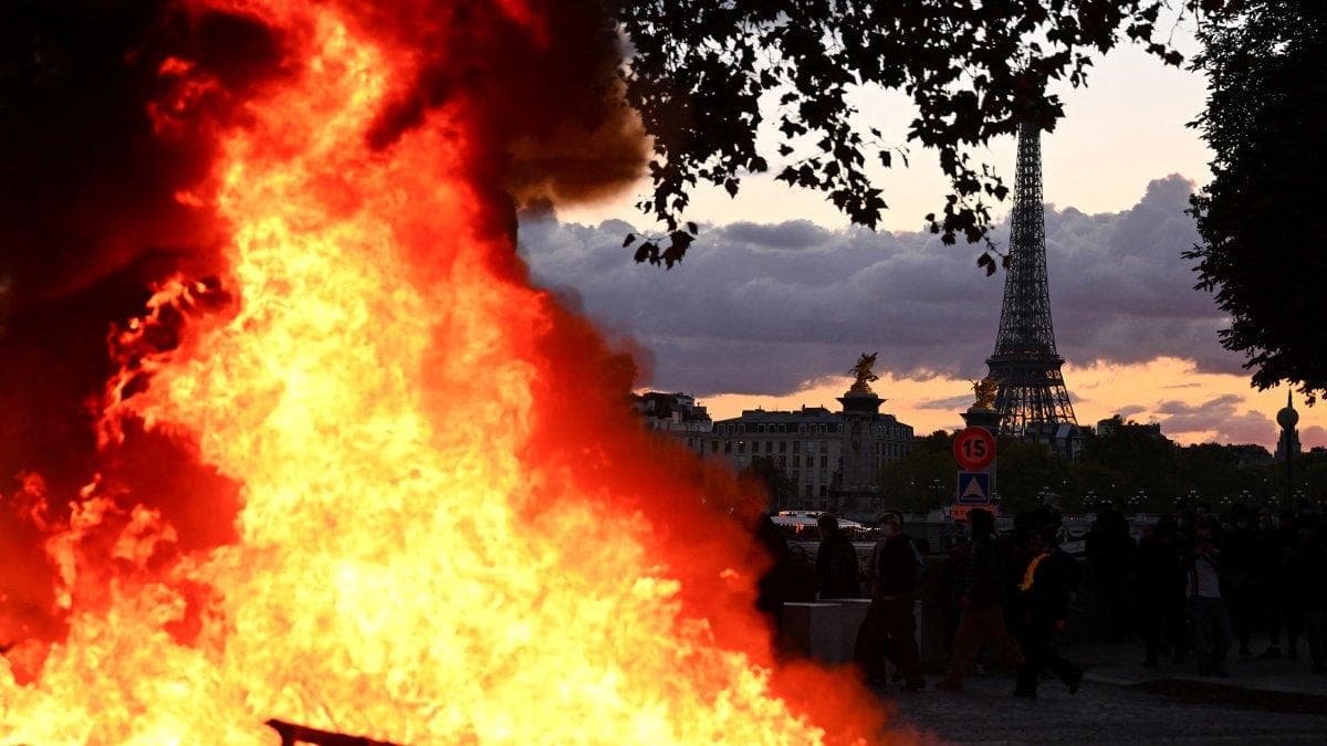 Altercados en París (Francia), con la Torre Eiffel a lo lejos. Octubre de 2026