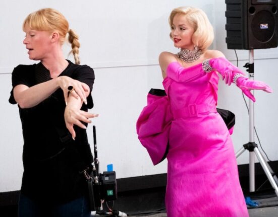La coreógrafa Denna Thomsen trabaja con Ana de Armas en el set de Blonde. Matt Kennedy/Netflix