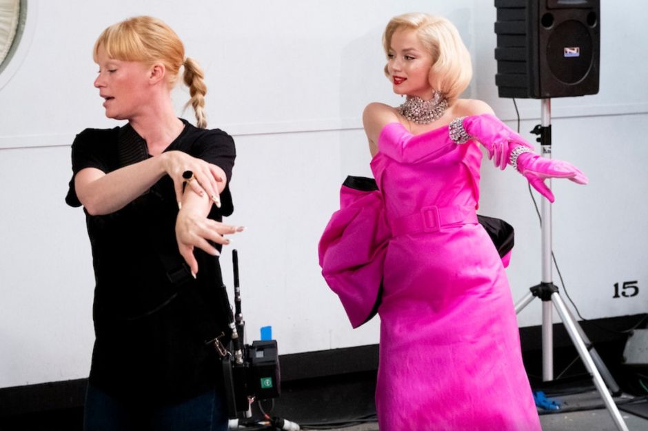 La coreógrafa Denna Thomsen trabaja con Ana de Armas en el set de Blonde.  Matt Kennedy/Netflix