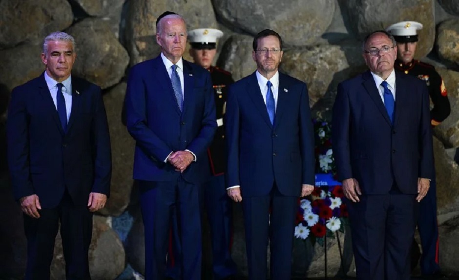 Joe Biden acompañado de los mandatarios israelíes en Yad Vashem.
