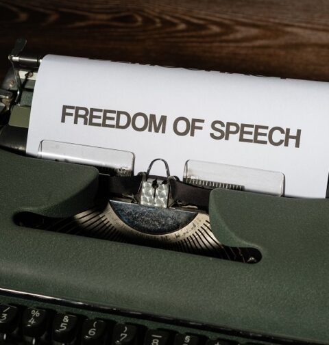 Máquina de escribir con una hoja en la que se lee "Libertad de Expresión".