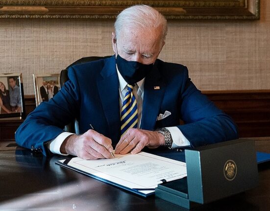 Presidente Joe Biden con mascarilla en la Casa Blanca