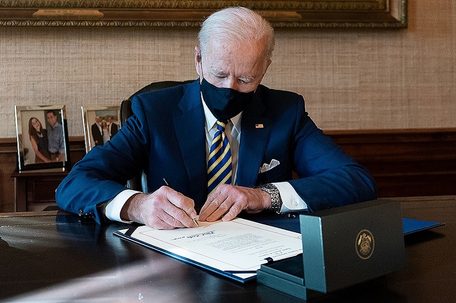 Presidente Joe Biden con mascarilla en la Casa Blanca