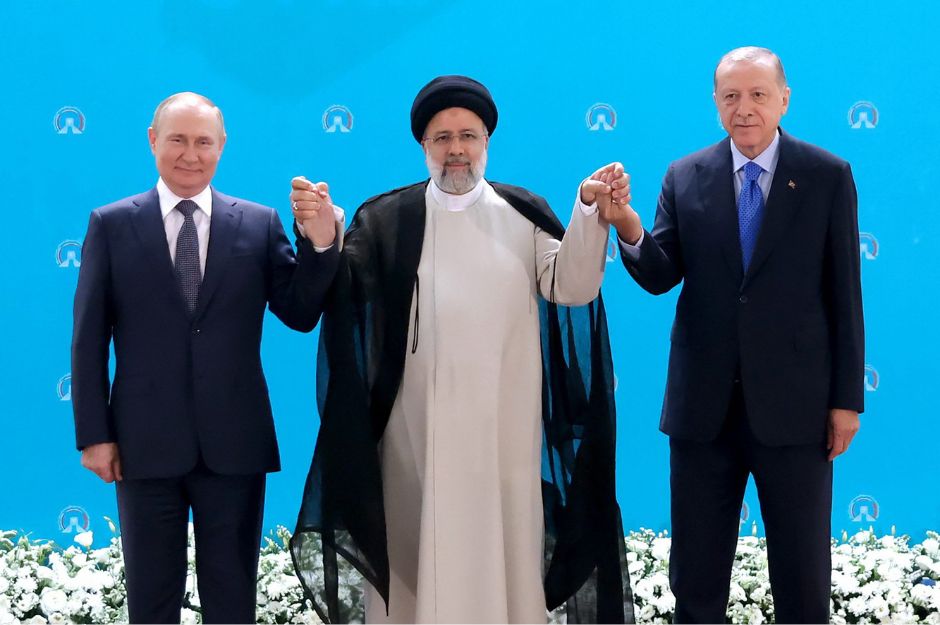 Los líderes de Rusia, Irán y Turquía se dan la mano en la cumbre internacional celebrada en julio de 2022.