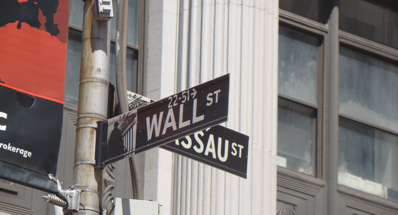 La confluencia de Wall Street y Nassau, en Nueva York, donde se encuentra el NYSE. Foto: Mauricio Uribarri (Flickr).