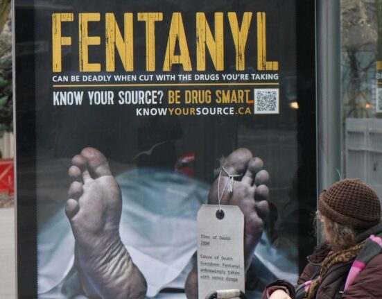 La marquesina de una parada de autobus informa sobre los estragos del fentanilo en California.