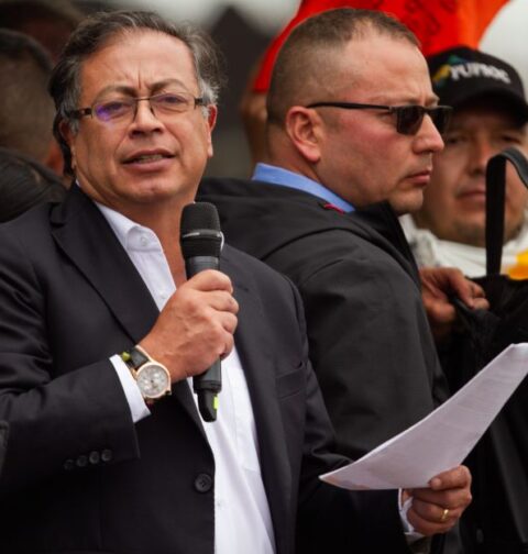 El presidente colombiano, Gustavo Petro, da un mitin rodeado de su equipo.
