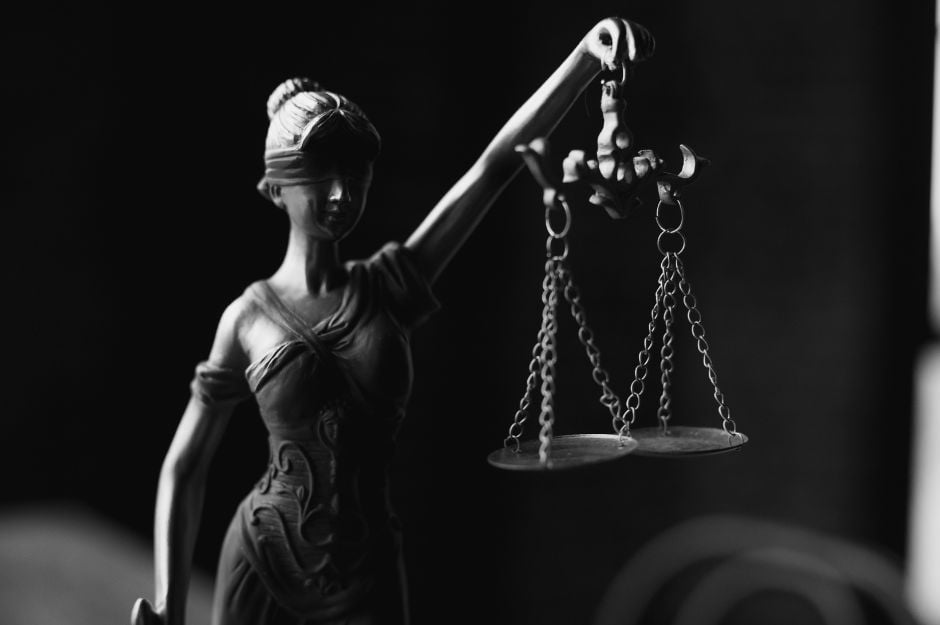 El símbolo de la justicia es la balanza, que representa equilibrio e igualdad.