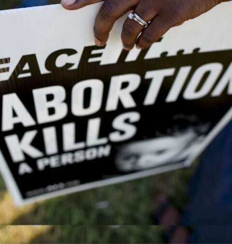 Cartel contrario al aborto. Imagen de archivo.