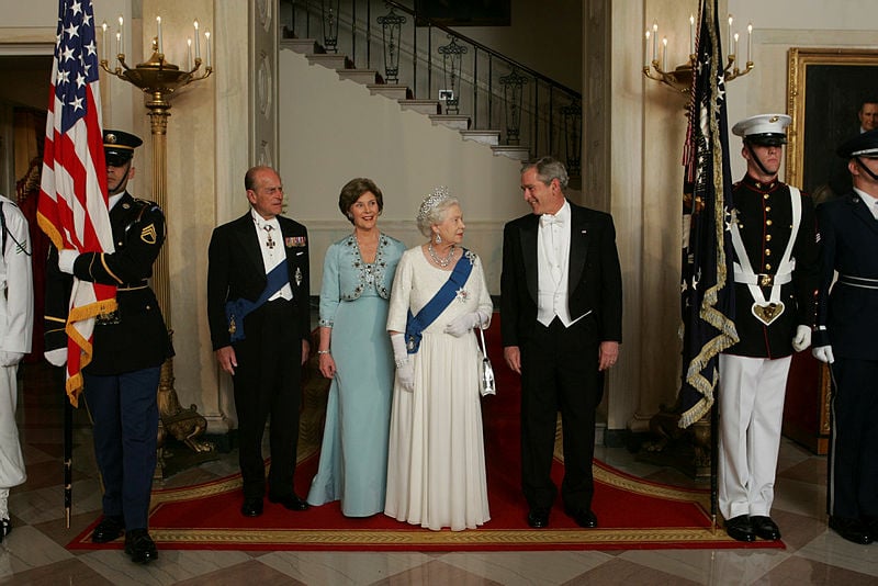 La reina del Reino Unido Isabel II y el Duque de Edimburgo, en visita a la Casa Blanca bajo la presidencia de George W. Bush / Joyce N. Boghosian (WHHA).