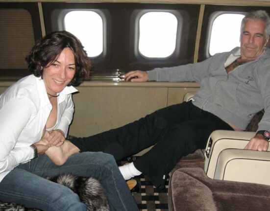 Jeffrey Epstein y Ghislaine Maxwell en un avión privado / Cordon Press.