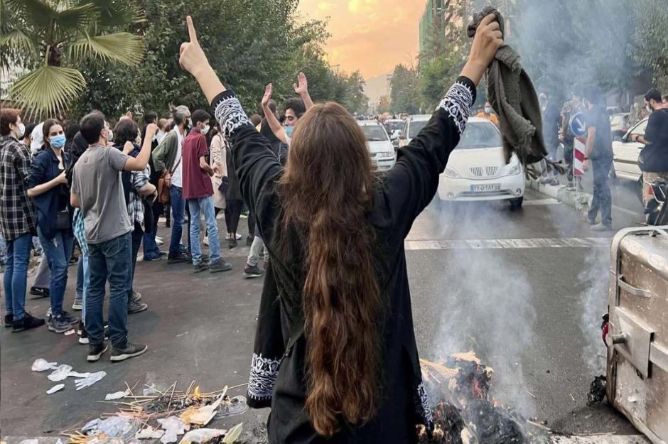 Una mujer protesta en Teherán (Irán) tras la muerte de Mahsa Amini en septiembre de 2022. Imagen de archivo.