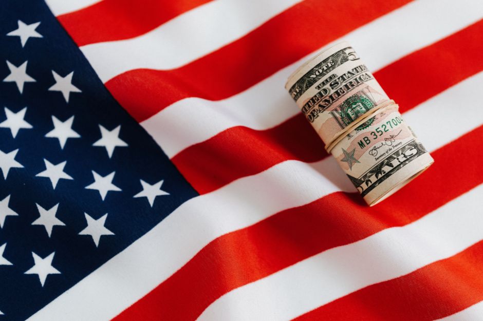 Dólares y bandera EEUU