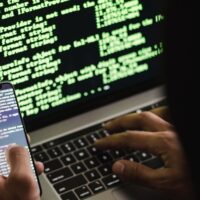 Un hacker accede a las cuentas de un usuario con la ayuda de programas informáticos.