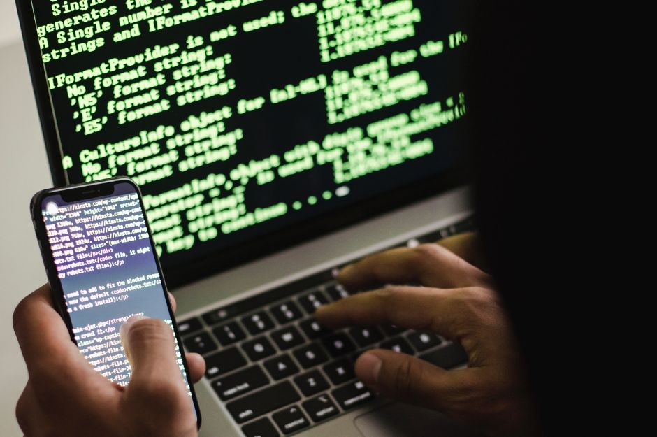 Un hacker accede a las cuentas de un usuario con la ayuda de programas informáticos.