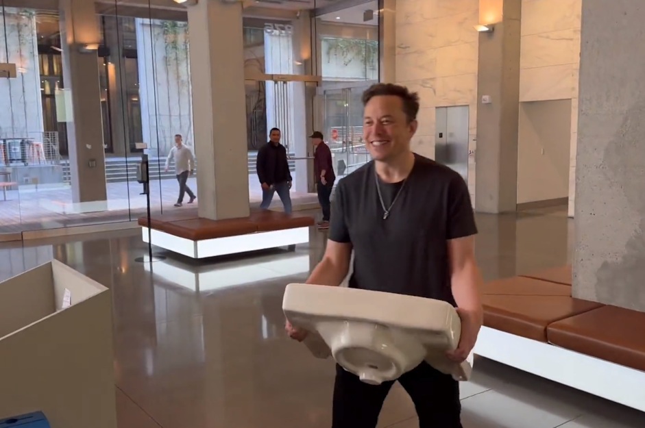 Elon Musk entra en la sede de Twitter / Captura de Twitter.